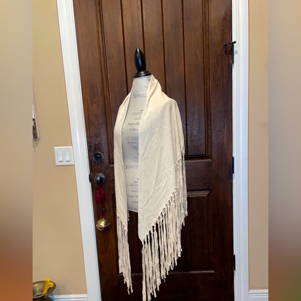 BOHO FRANCESCA’S SHAWL PONCHO WRAP WHITE BEIGE NWT - Picture 15 of 15